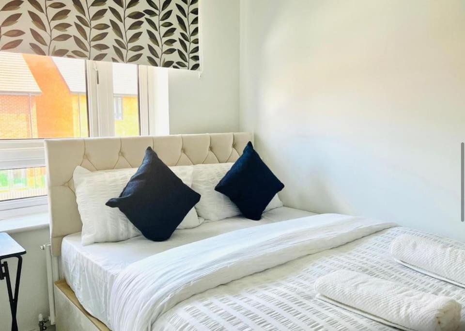 Ashford Retreat - Luxury Home With Double Parking Екстер'єр фото